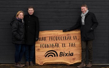 Jenny och Johansson på Vistena gård tilsammans med Pär Kaller, VD på Bixia