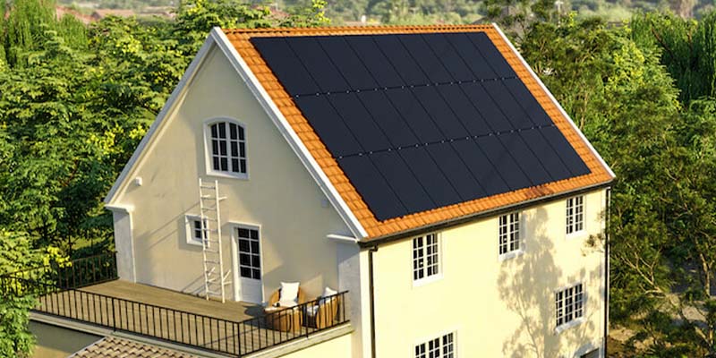 En drönarbild på en villa med solceller på taket.